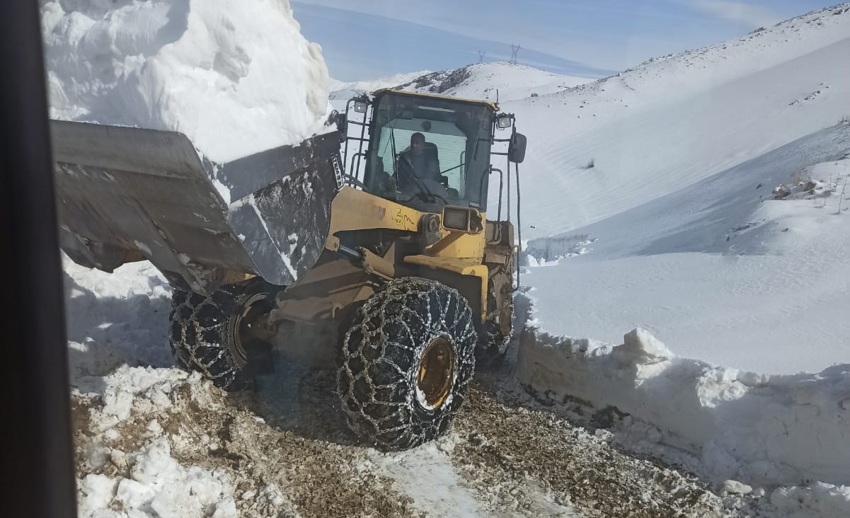 Hizan&rsquo;da &ccedil;ığ tehlikesi nedeniyle karla m&uuml;cadele &ccedil;alışmaları durduruldu
