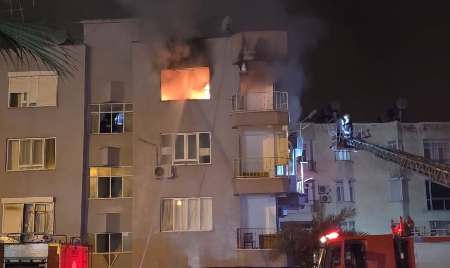 Mersin’de ev alev alev yandı