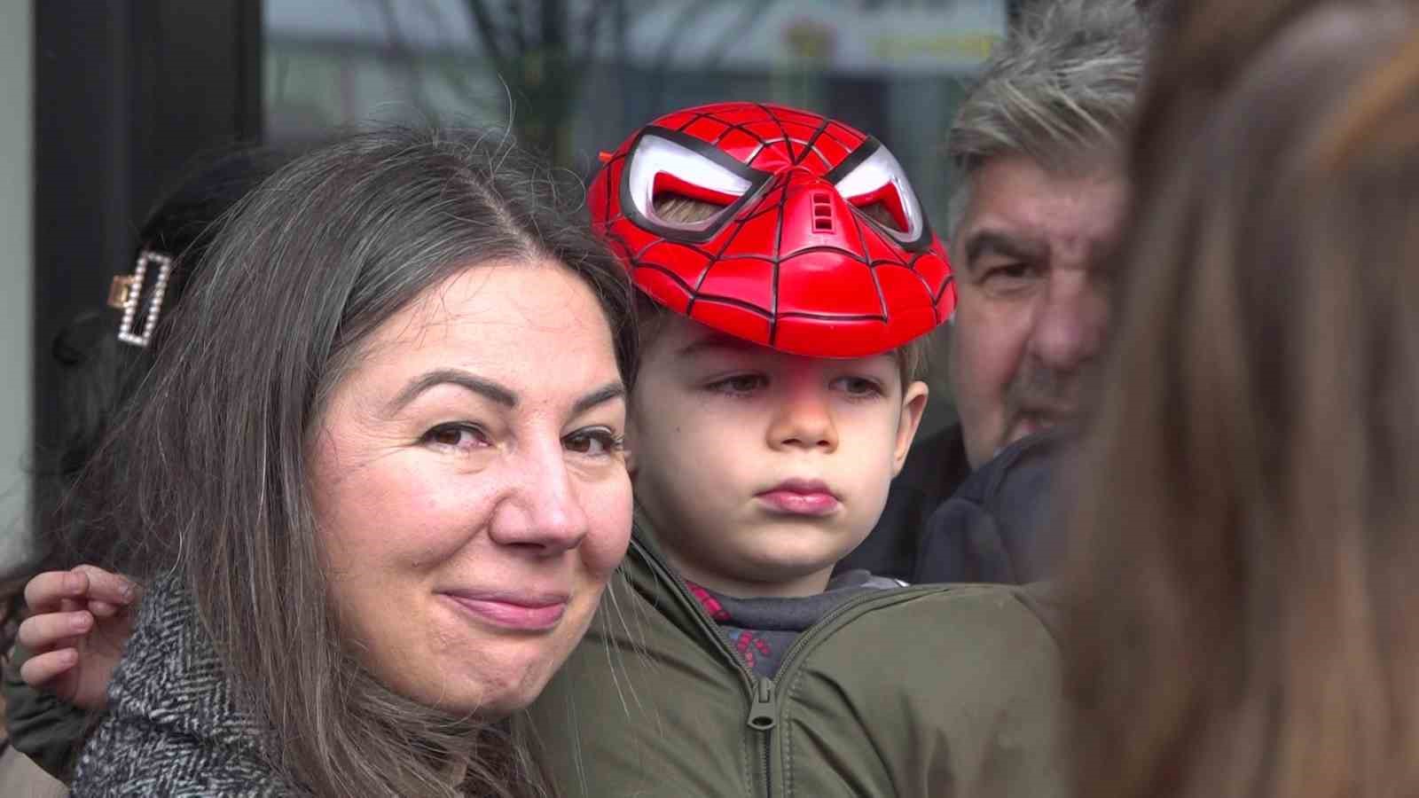 Yardım kampanyası tamamlanan Uras Ege i&ccedil;in g&ouml;ky&uuml;z&uuml;ne balonlar bırakıldı
