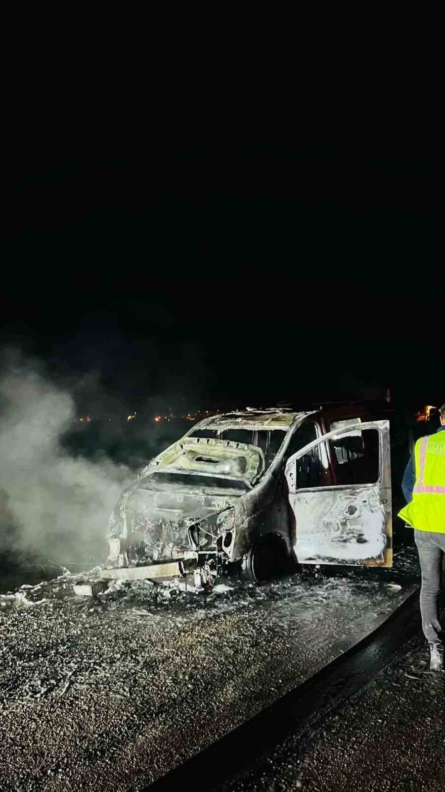 Bursa&rsquo;da seyir halindeki ara&ccedil; alevlere teslim oldu
