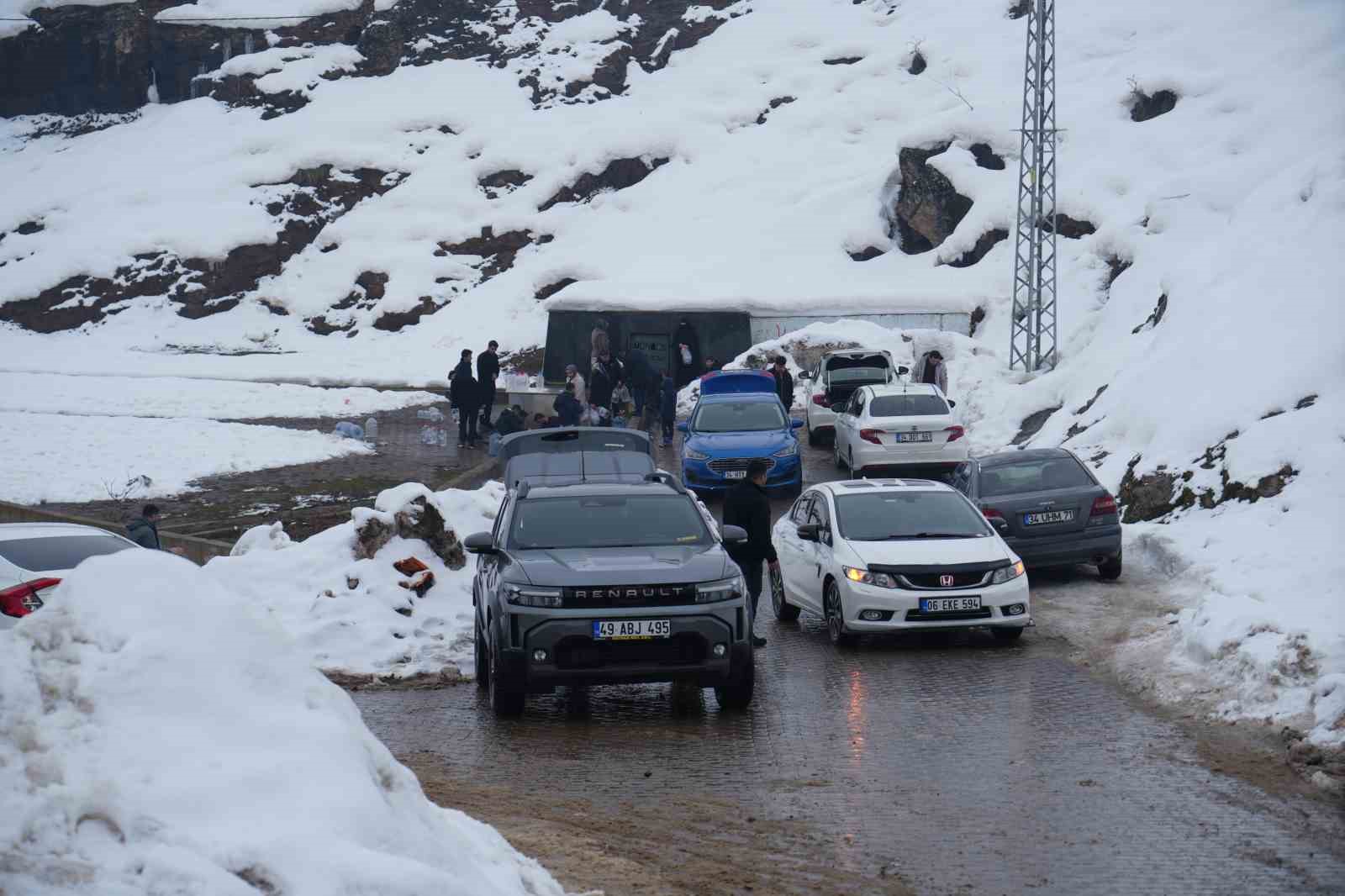 Muş&rsquo;ta şebeke suyunda bakteri tespit edildi, vatandaşlar &ccedil;eşmelere akın etti
