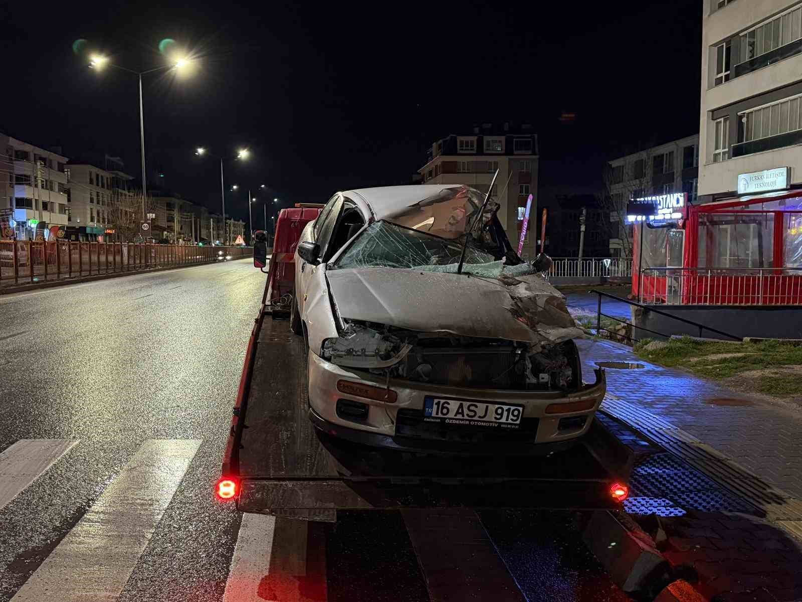 Tıra arkadan çarpan otomobilin sürücüsü yaralandı