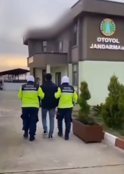 Otobanda 324 Km hıza ulaşan motosikletli ölüme meydan okudu
