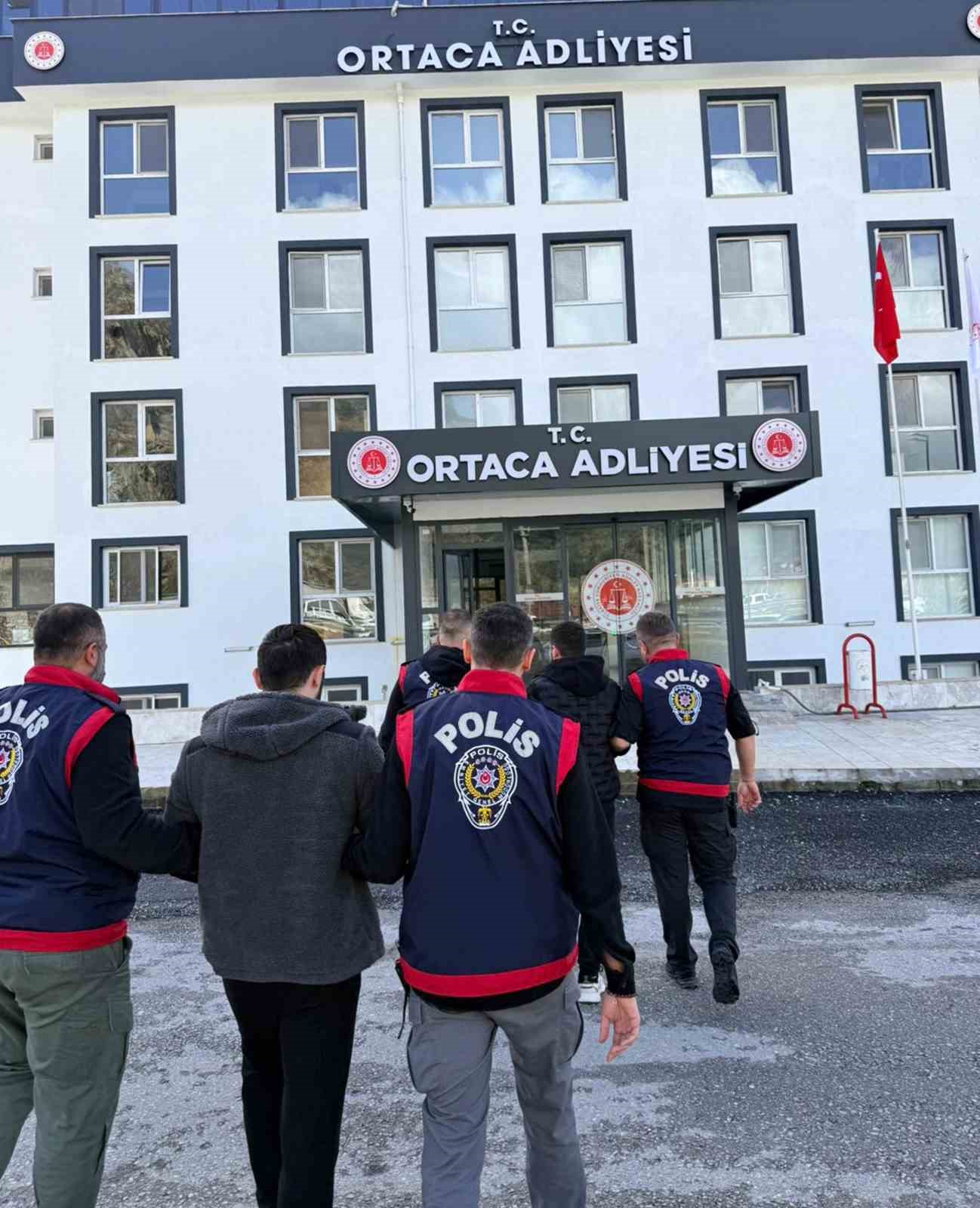 &lsquo;Kasten &ouml;ld&uuml;rme&rsquo; su&ccedil;undan aranan 2 şahıs yakalandı
