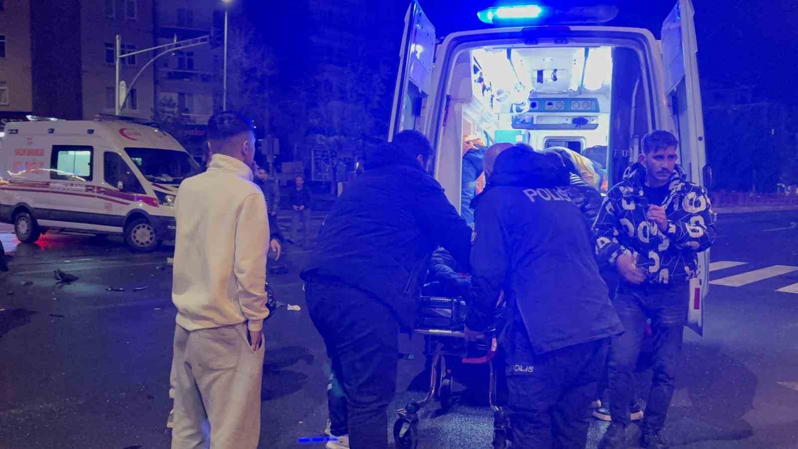 Kayseri&rsquo;de ciple otomobil &ccedil;arpıştı: 2 ağır yaralı
