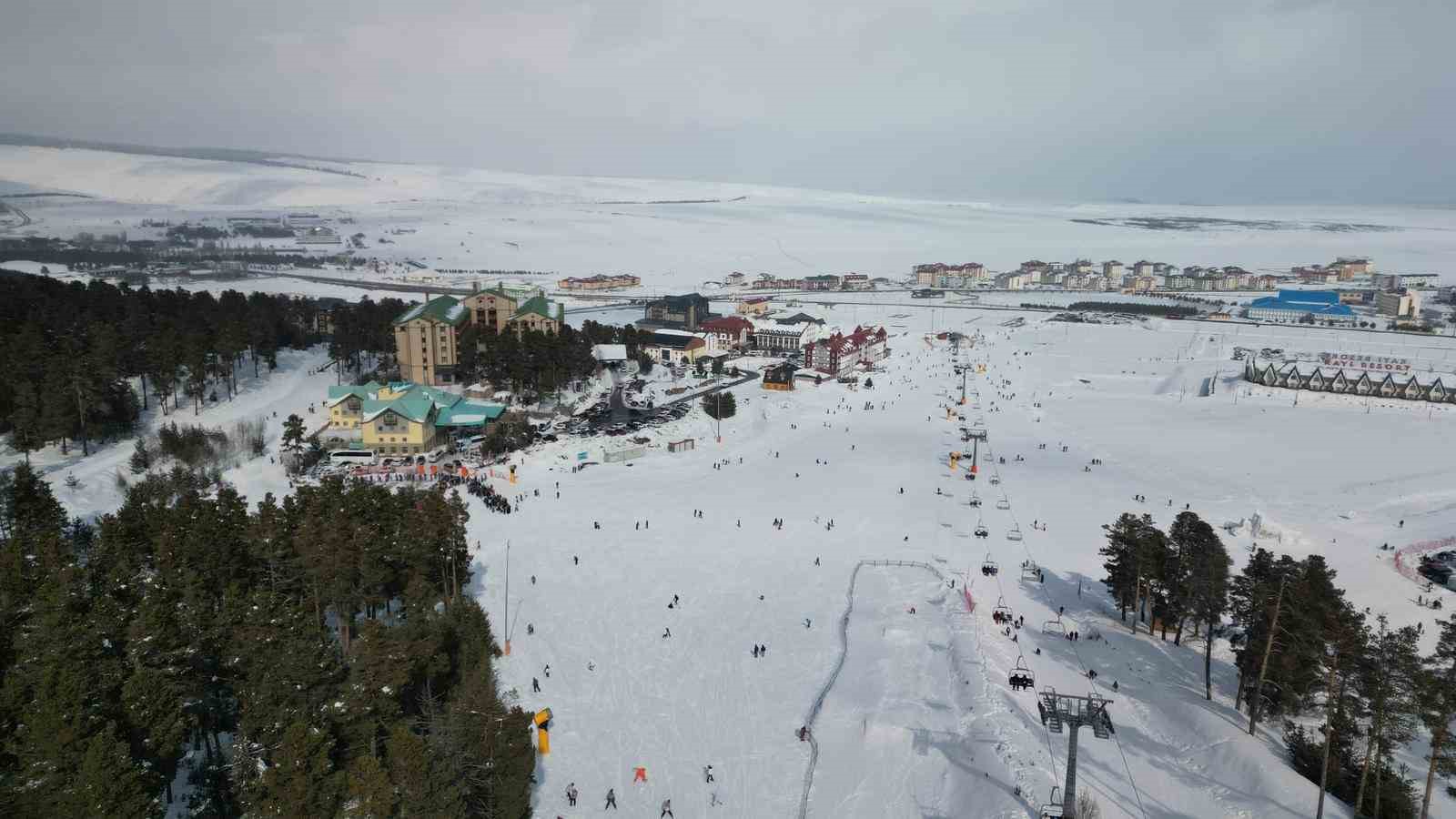 Kars&rsquo;ta kayağını kapan Sarıkamış&rsquo;a koştu
