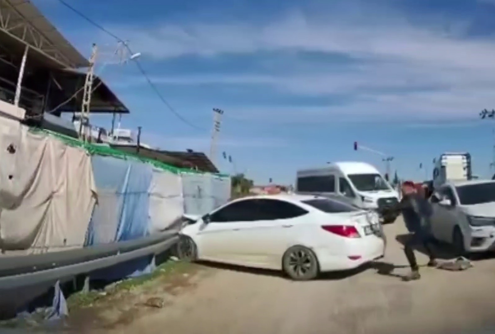 Polisten kaçan insan tacirinin kaza yaptığı operasyonda 10 göçmen yakalandı