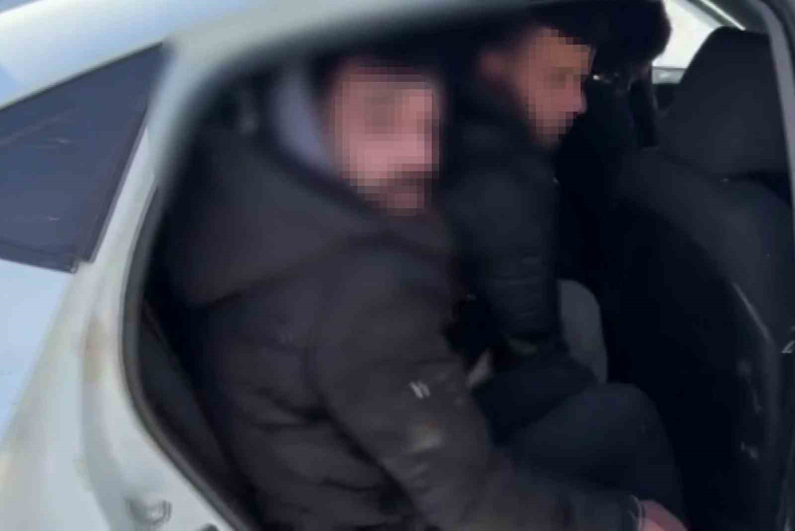 Polisten ka&ccedil;an insan tacirinin kaza yaptığı operasyonda 10 g&ouml;&ccedil;men yakalandı
