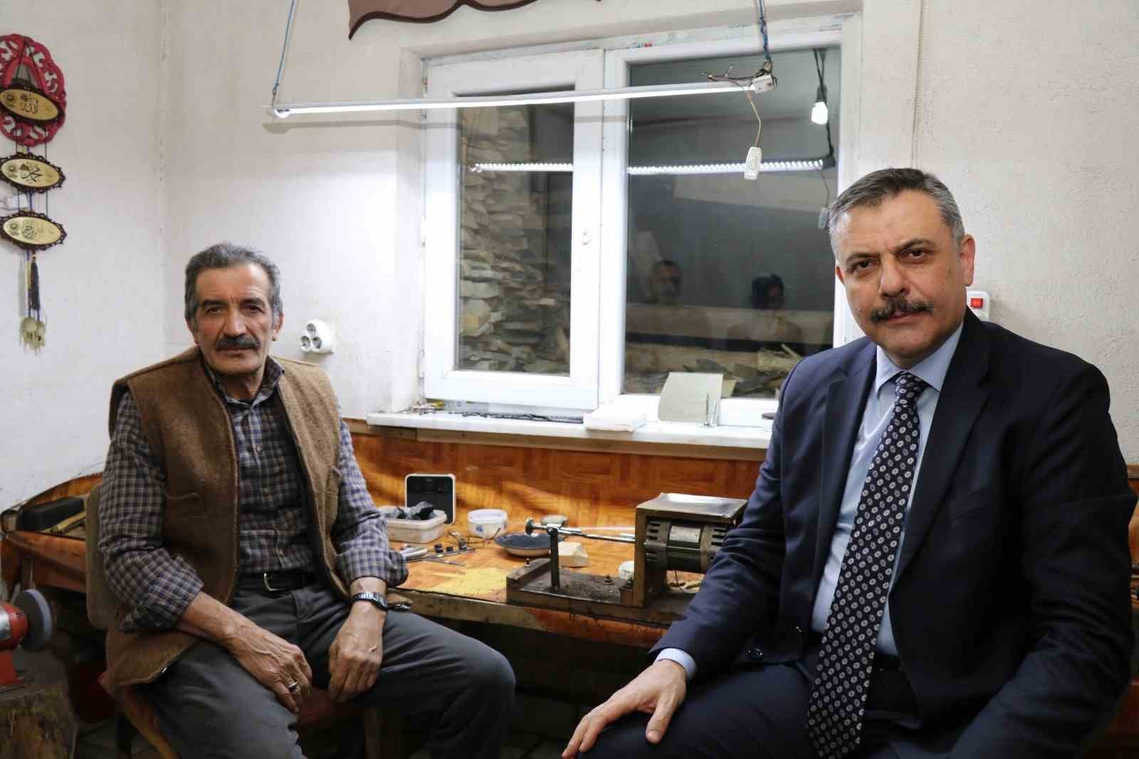 45 yıllık Oltu taşı ustası Hali Aydın&rsquo;a vefa
