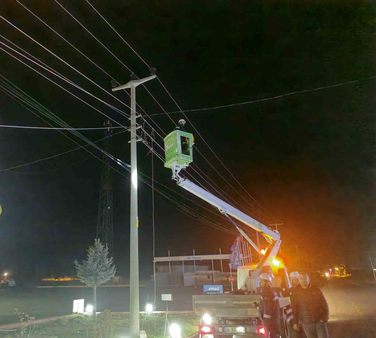 Alaca’da kamyon, elektrik ve telefon hatlarına zarar verdi