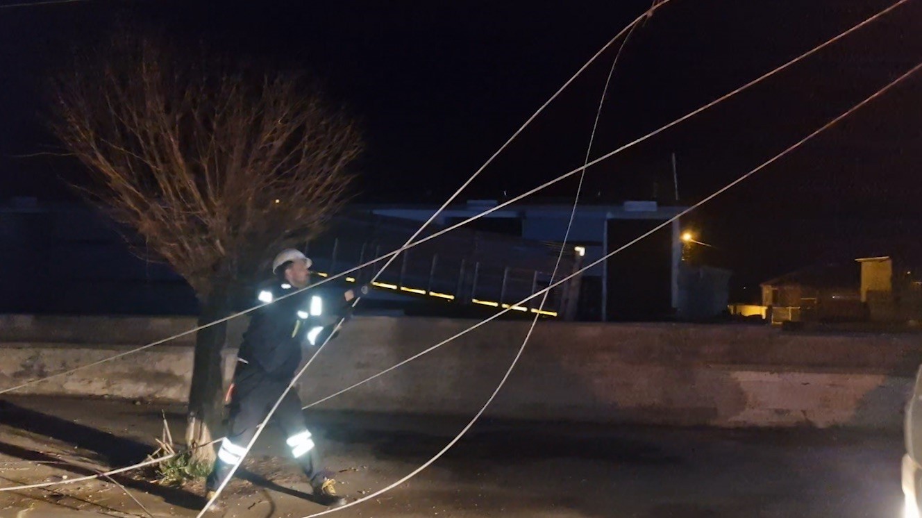 Alaca&rsquo;da kamyon, elektrik ve telefon hatlarına zarar verdi
