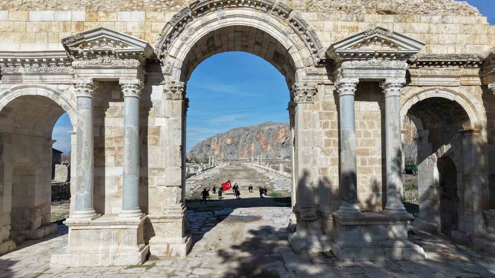 &Ouml;ğrenciler Anavarza&rsquo;da zeybek oynadı
