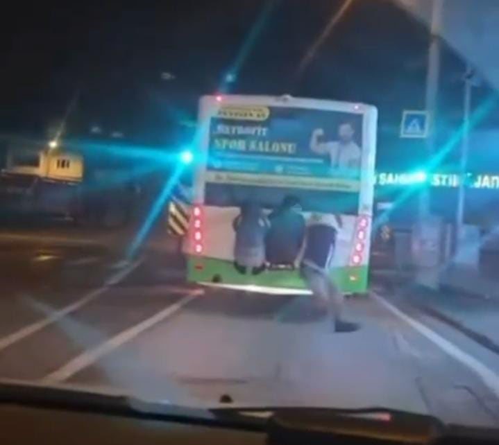 Otobüsün arkasına tutunan çocuklar yürekleri ağza getirdi