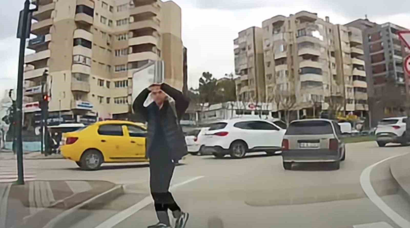 Bursa&rsquo;da trafikte kameraya yansıyan k&uuml;&ccedil;&uuml;k jest y&uuml;rekleri ısıttı
