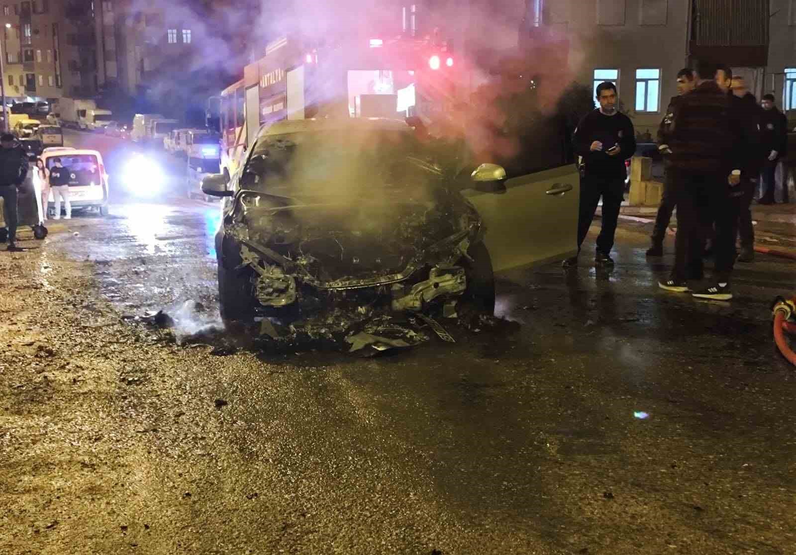 Manavgat’ta seyir halindeki otomobil alev alev yandı