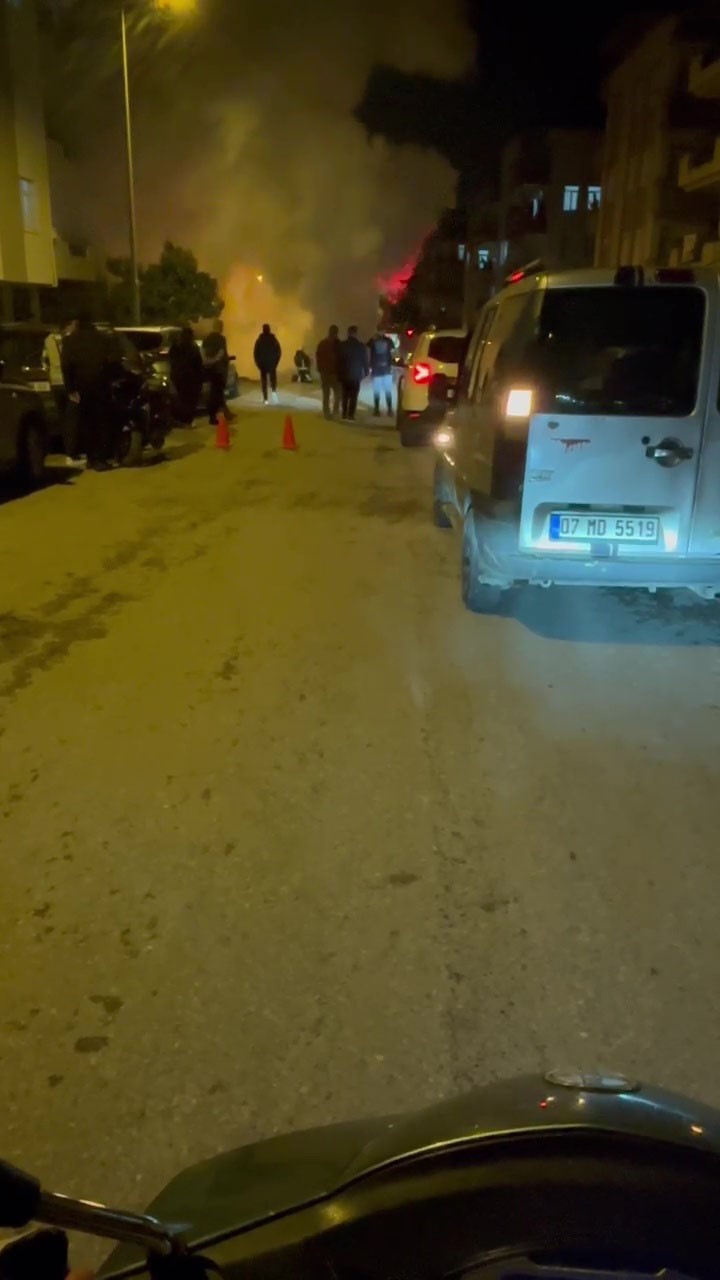 Manavgat&rsquo;ta seyir halindeki otomobil alev alev yandı
