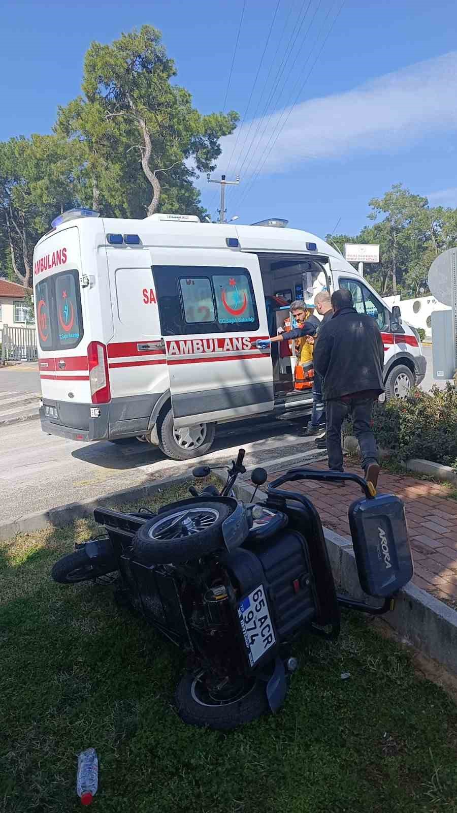 Manavgat&rsquo;ta motorlu bisiklet takla attı: 1&rsquo;i ağır 2 yaralı
