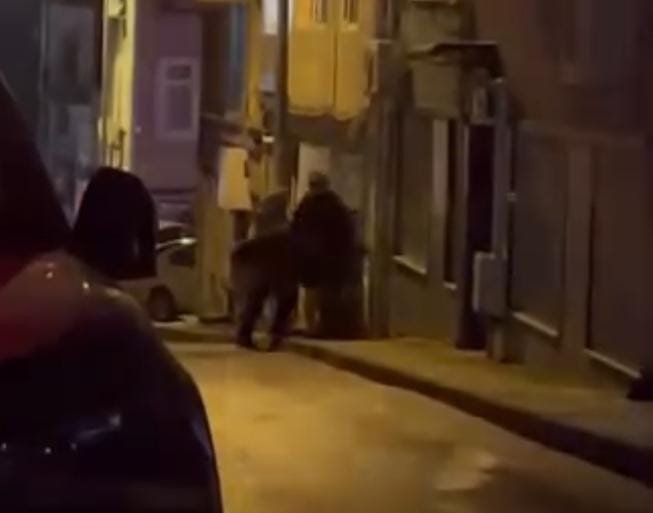 Komşuların &ccedil;&ouml;p bidonu tartışması kameraya yansıdı
