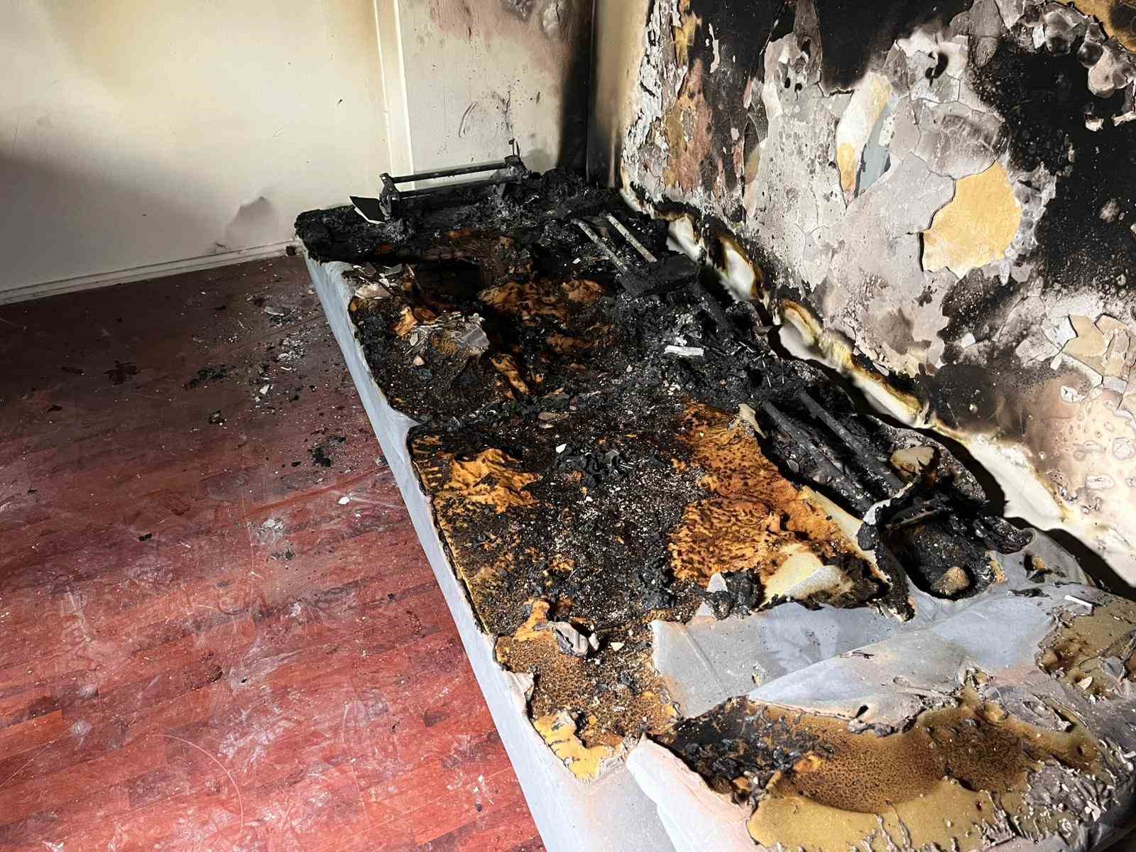 Bebeği &uuml;ş&uuml;mesin diye annesine taşındı, d&ouml;nd&uuml;ğ&uuml;nde evinin k&uuml;l olduğunu g&ouml;rd&uuml;
