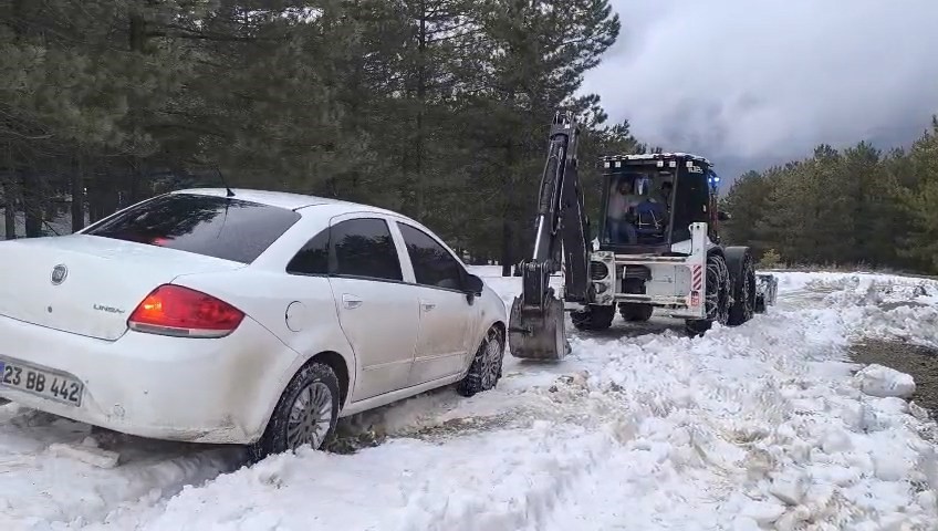 Elazığ’da karda mahsur kalan otomobil kurtarıldı