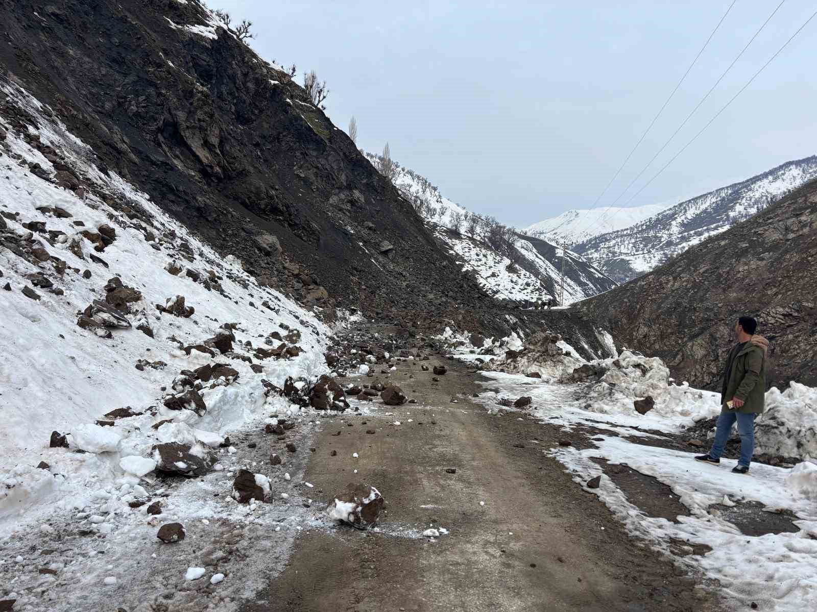 Sason’da heyelanlar vatandaşları tedirgin ediyor