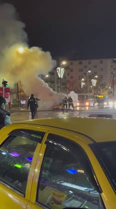 Sivas&rsquo;ta seyir halindeki taksi alevlere teslim oldu
