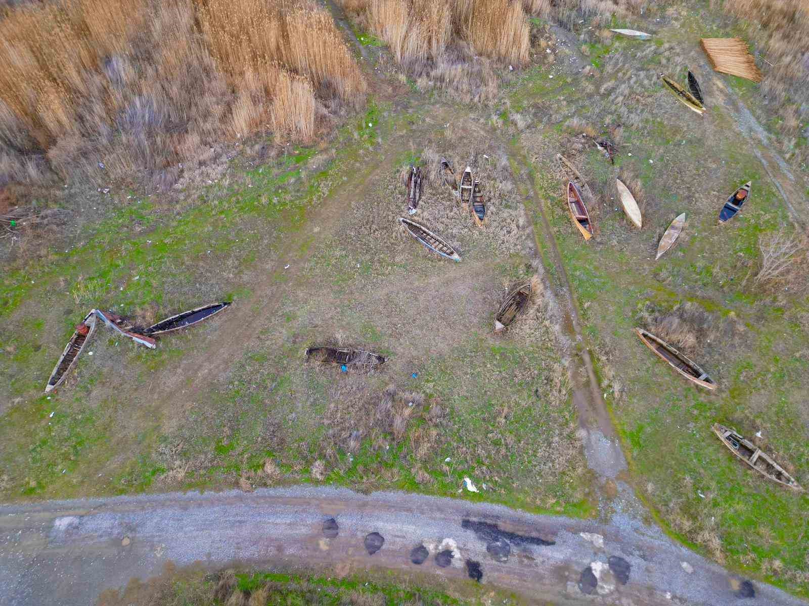 Eber Gölü’nün simgesi kayıklar suya değil, sertleşmiş toprağa hapsoldu