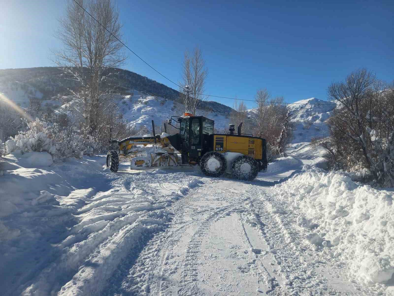 Tunceli&rsquo;de karla m&uuml;cadele &ccedil;alışmaları gece g&uuml;nd&uuml;z s&uuml;r&uuml;yor
