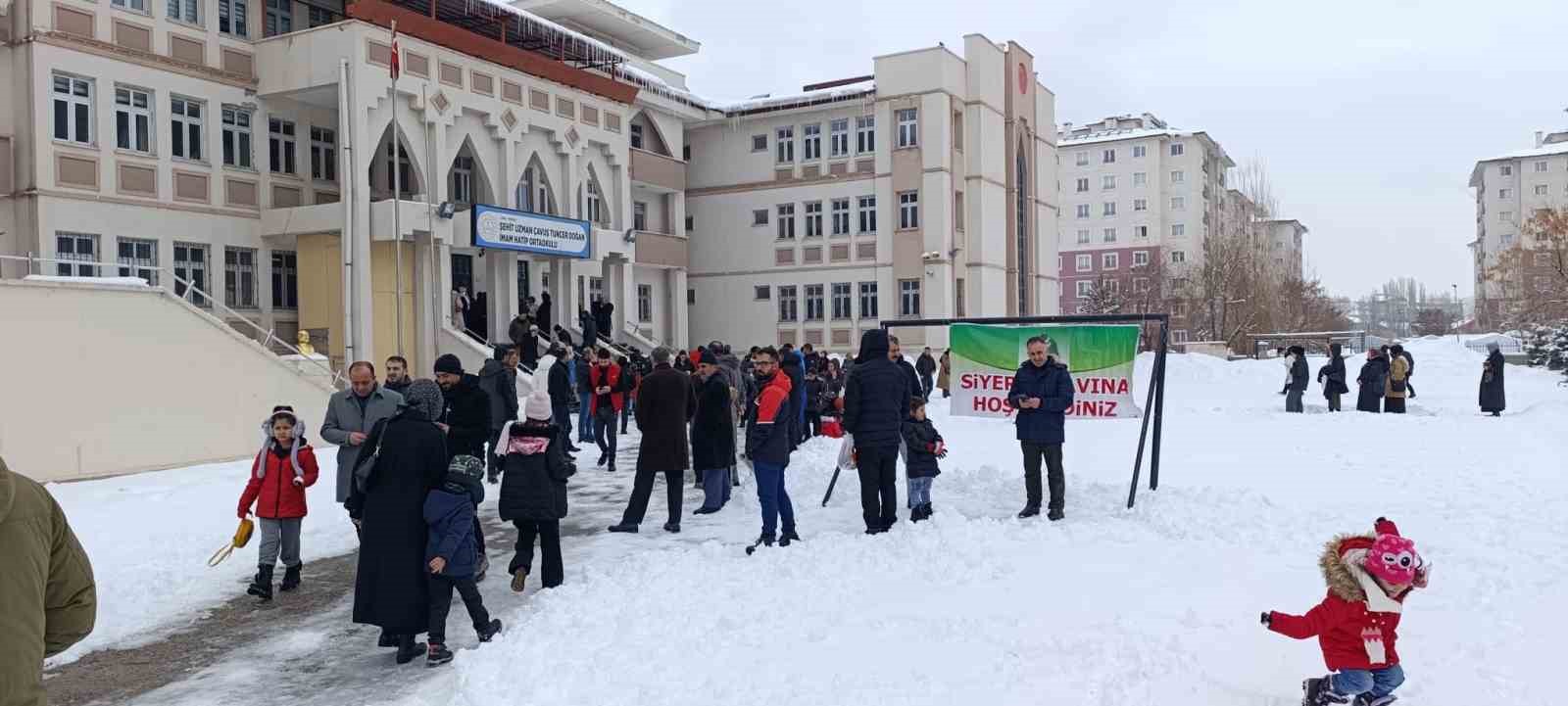 Ağrı&rsquo;da ger&ccedil;ekleştirilen Siyer Yarışmasına y&uuml;zlerce kişi katıldı
