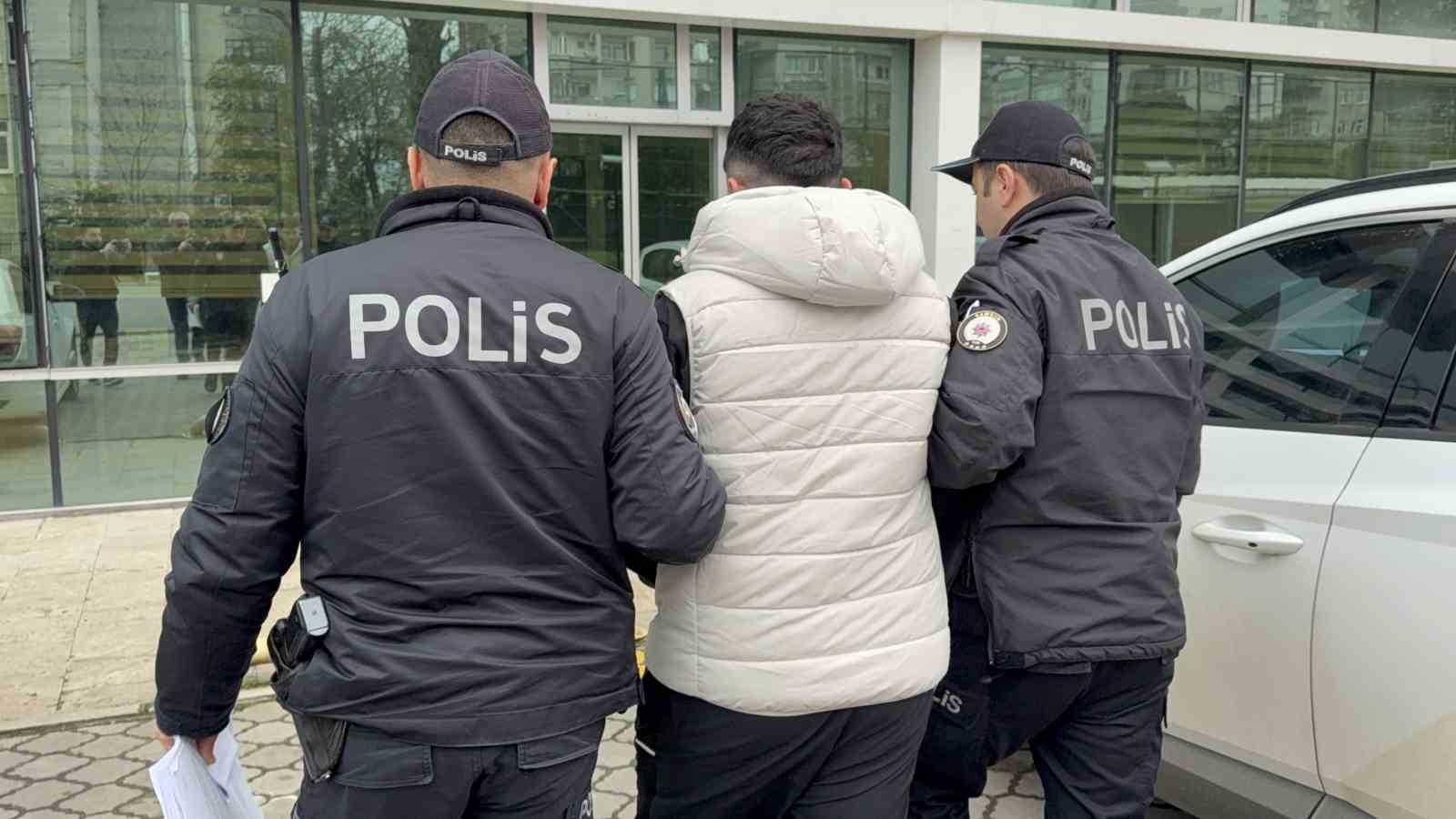 Samsun&rsquo;da Trabzonspor otob&uuml;s&uuml;n&uuml; taşlayan 5 kişi adliyeye sevk edildi
