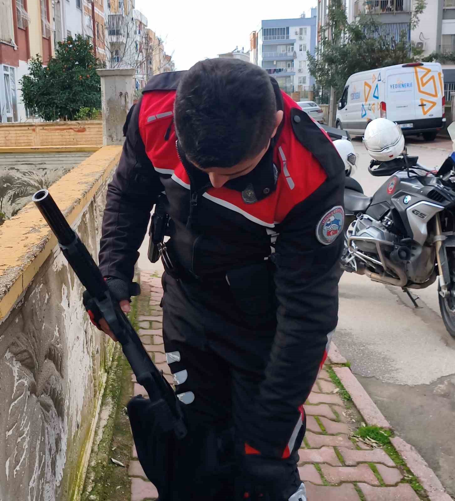 Apartman bah&ccedil;esine sakladığı pompalı t&uuml;fek polisi alarma ge&ccedil;irdi
