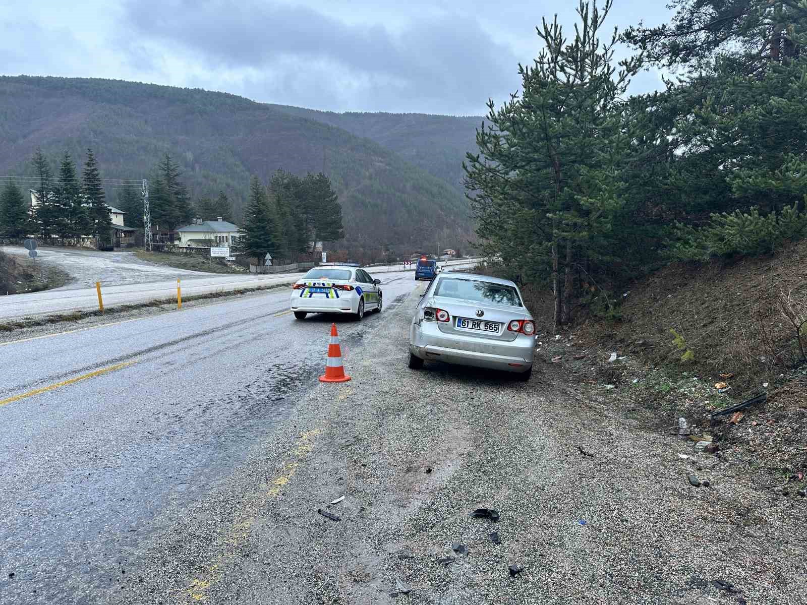 Kayak merkezine gitmek için yola çıkan aile kaza yaptı: 3 yaralı
