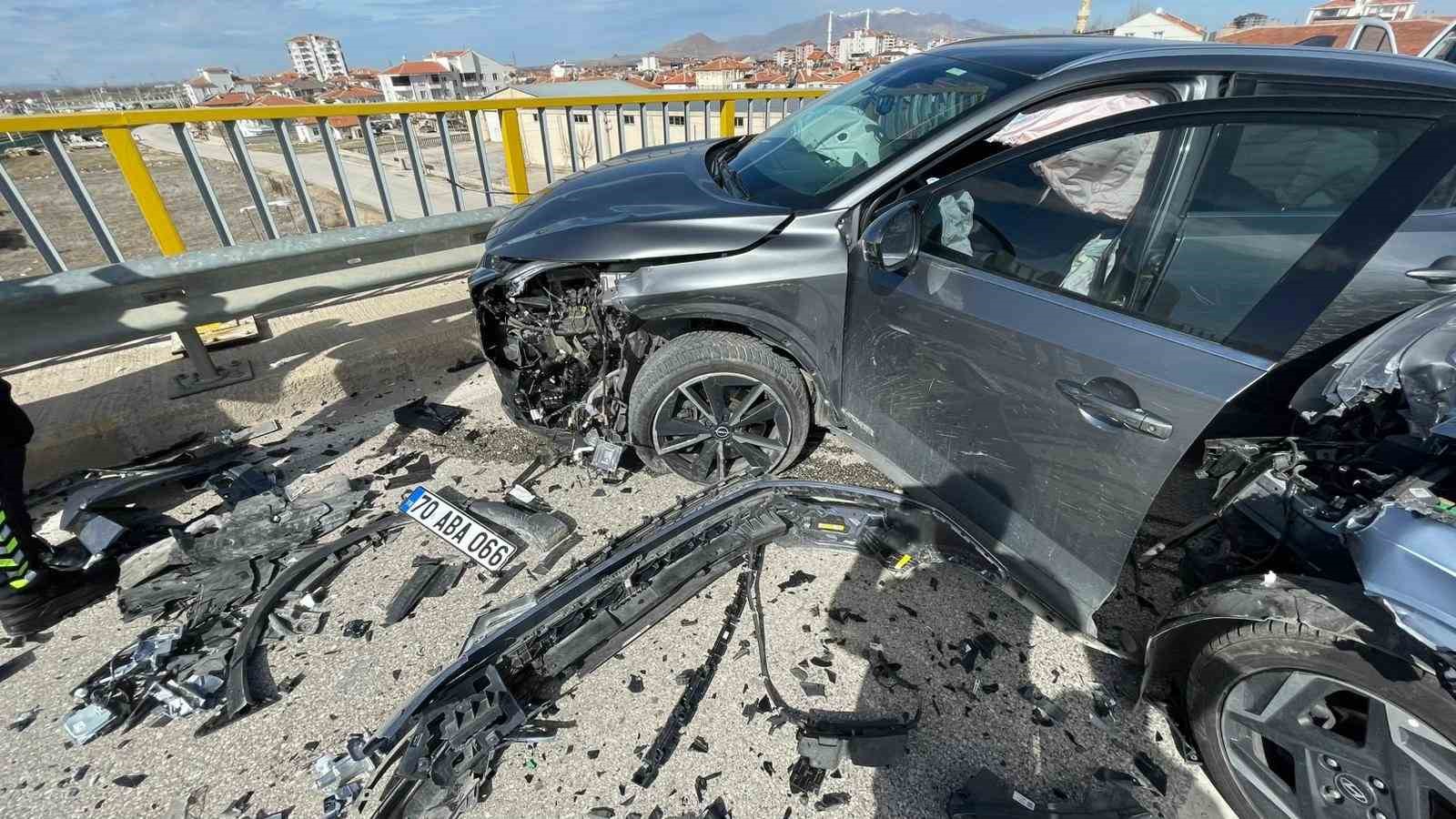 Cip ile otomobil kafa kafaya &ccedil;arpıştı: 6 yaralı
