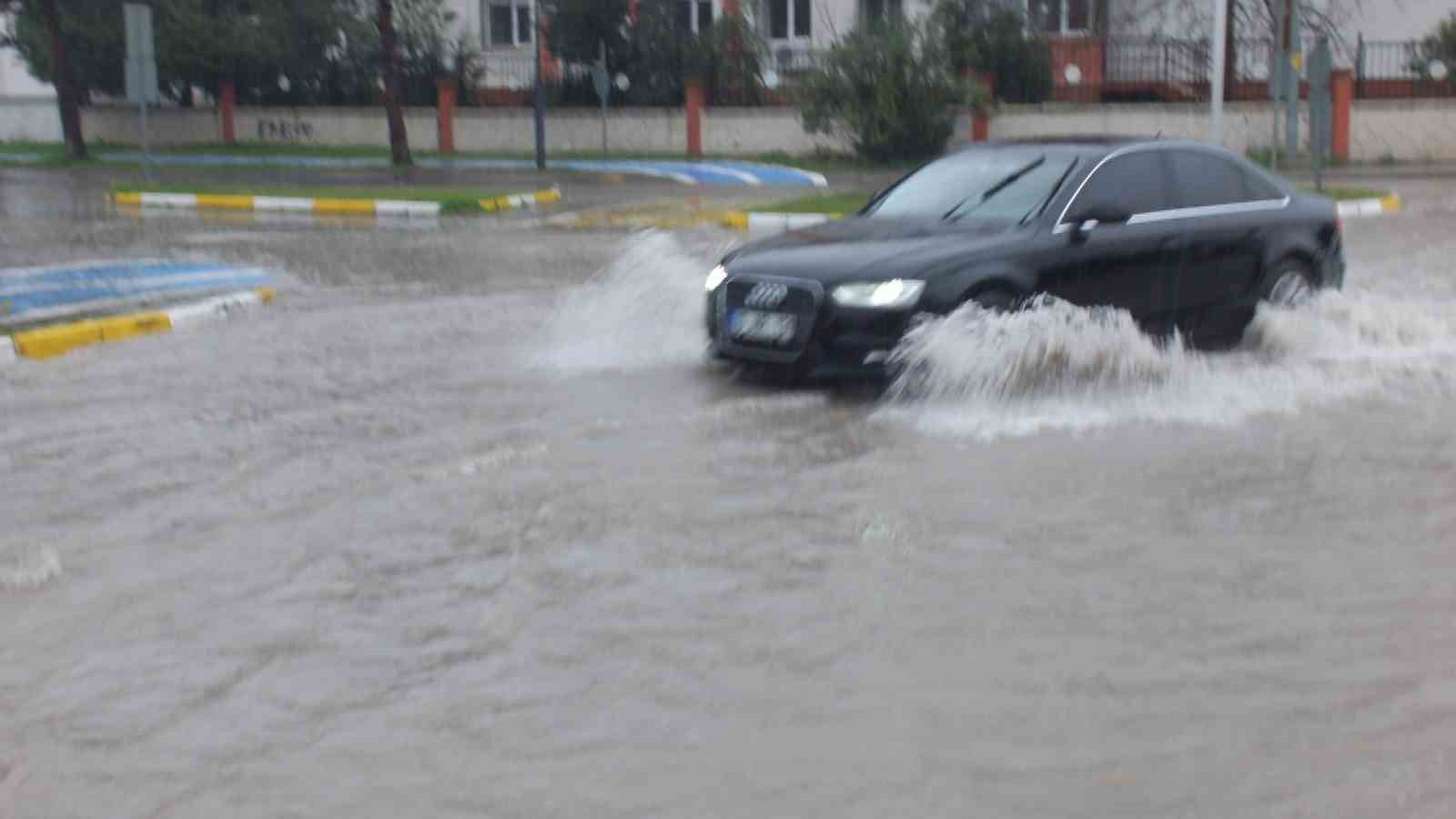 Burhaniye de sağanak yağmur yolları g&ouml;le &ccedil;evirdi
