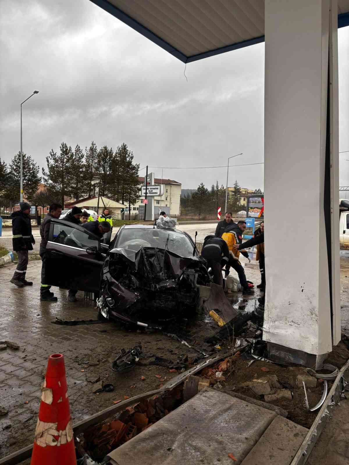 Karab&uuml;k&rsquo;te LPG istasyonuna &ccedil;arpan otomobildeki 5 kişi yaralandı
