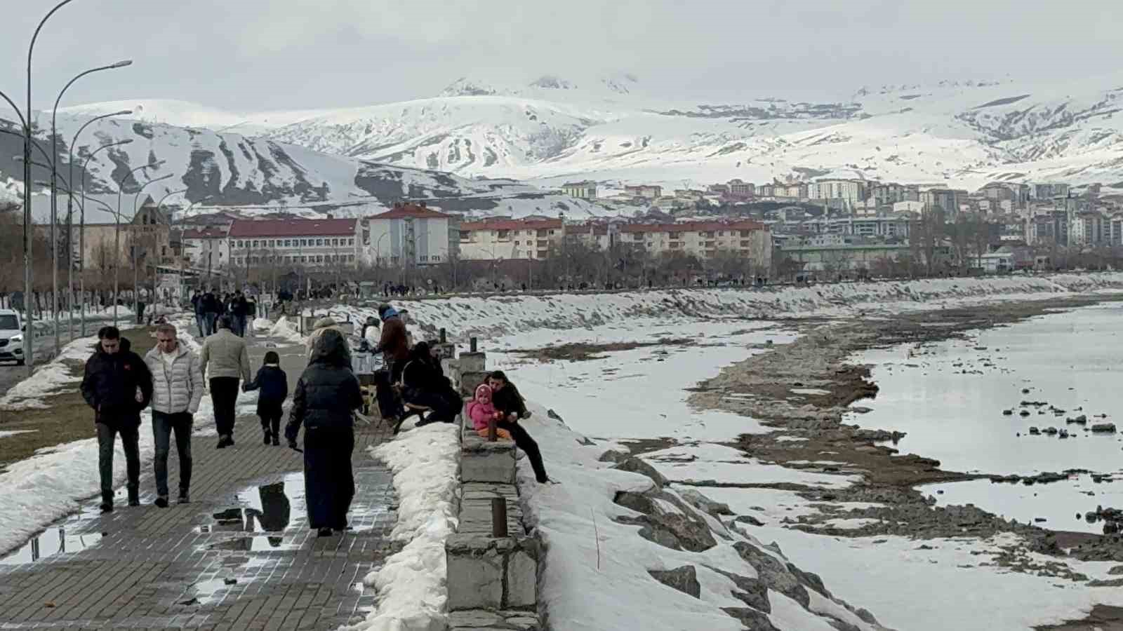 Tatvan&rsquo;da bahar havası: Van G&ouml;l&uuml; Sahili&rsquo;nde yoğunluk
