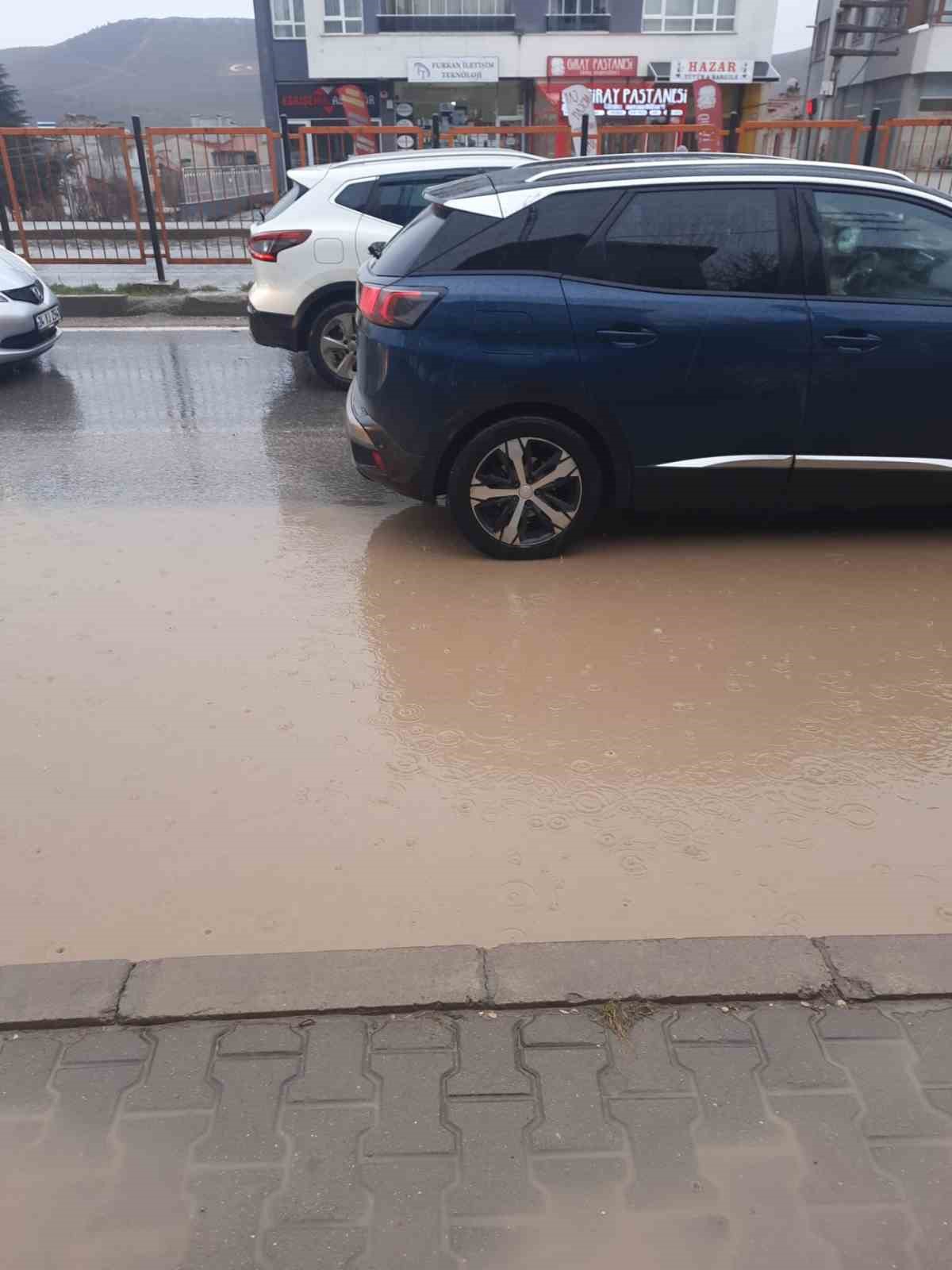 Cadde g&ouml;le d&ouml;nd&uuml;, s&uuml;r&uuml;c&uuml;ler zor anlar yaşadı
