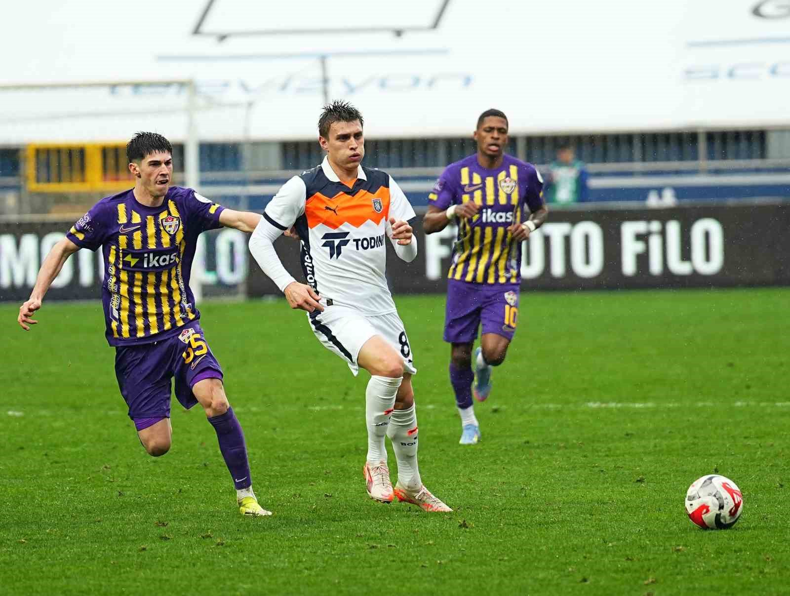 Kazımcan Karataş, Başakşehir formasıyla ilk maçına çıktı