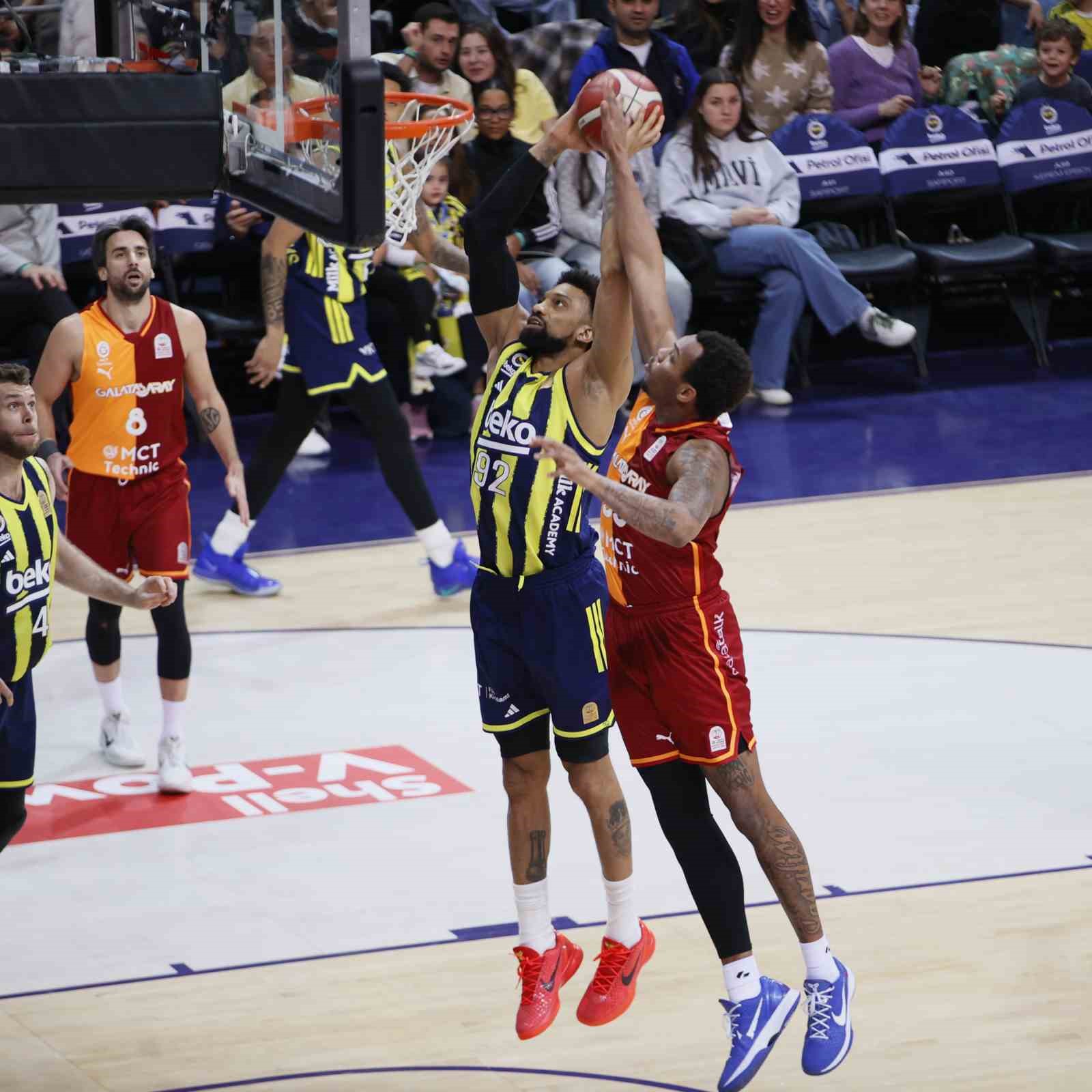 Potadaki derbide kazanan Fenerbah&ccedil;e
