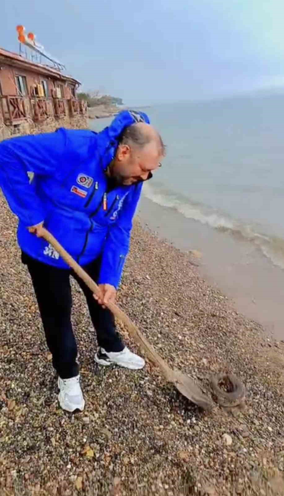 &Ccedil;anakkale&rsquo;de amat&ouml;r balık&ccedil;ıların oltasına yavru k&ouml;pek balığı takıldı
