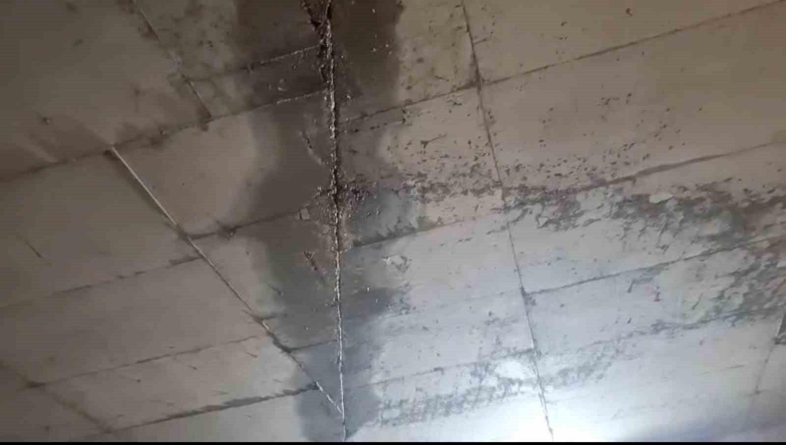 Alt ge&ccedil;idin beton bloklarındaki ayrılmalar tehlike oluşturuyor
