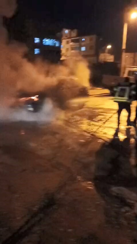 Park halindeki otomobil alev alev yandı
