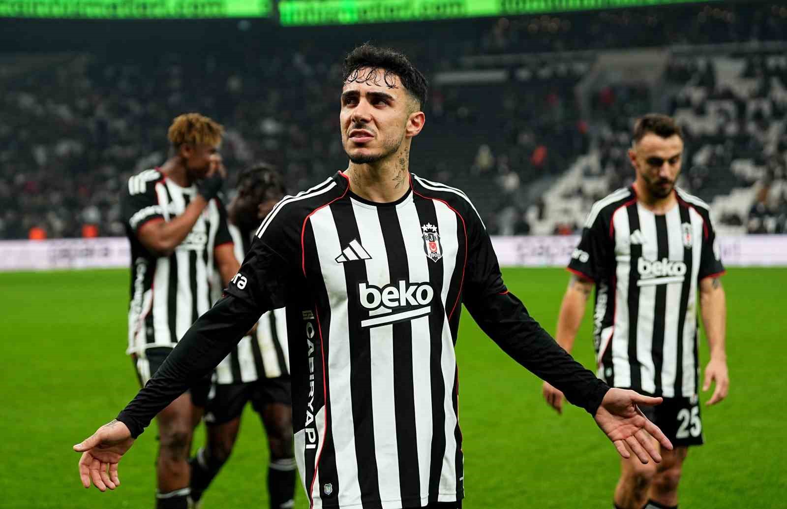 Trendyol S&uuml;per Lig: Beşiktaş: 1 - Corendon Alanyaspor: 2 (İlk yarı)
