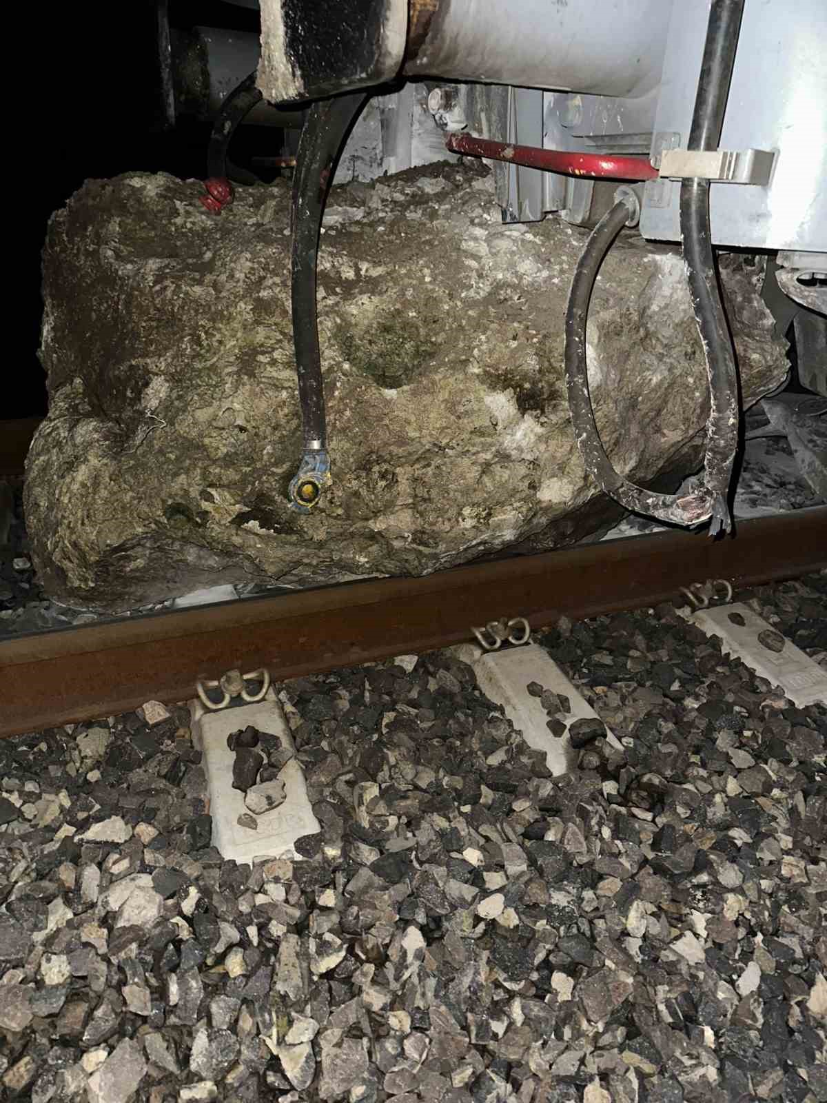 Düşen kaya treni raydan çıkardı, yolcular otobüslerle nakledildi
