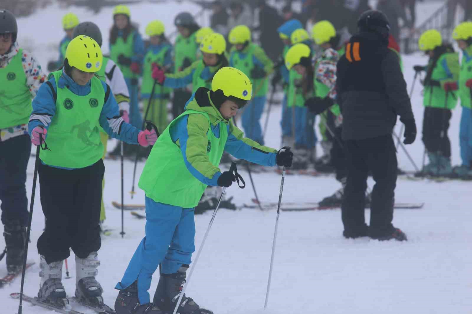 Hayatında ilk kez Uludağ&rsquo;a &ccedil;ıktılar: "1000 &Ccedil;ocuk Kayak" projesiyle y&uuml;zlerce &ouml;ğrenci karla buluştu
