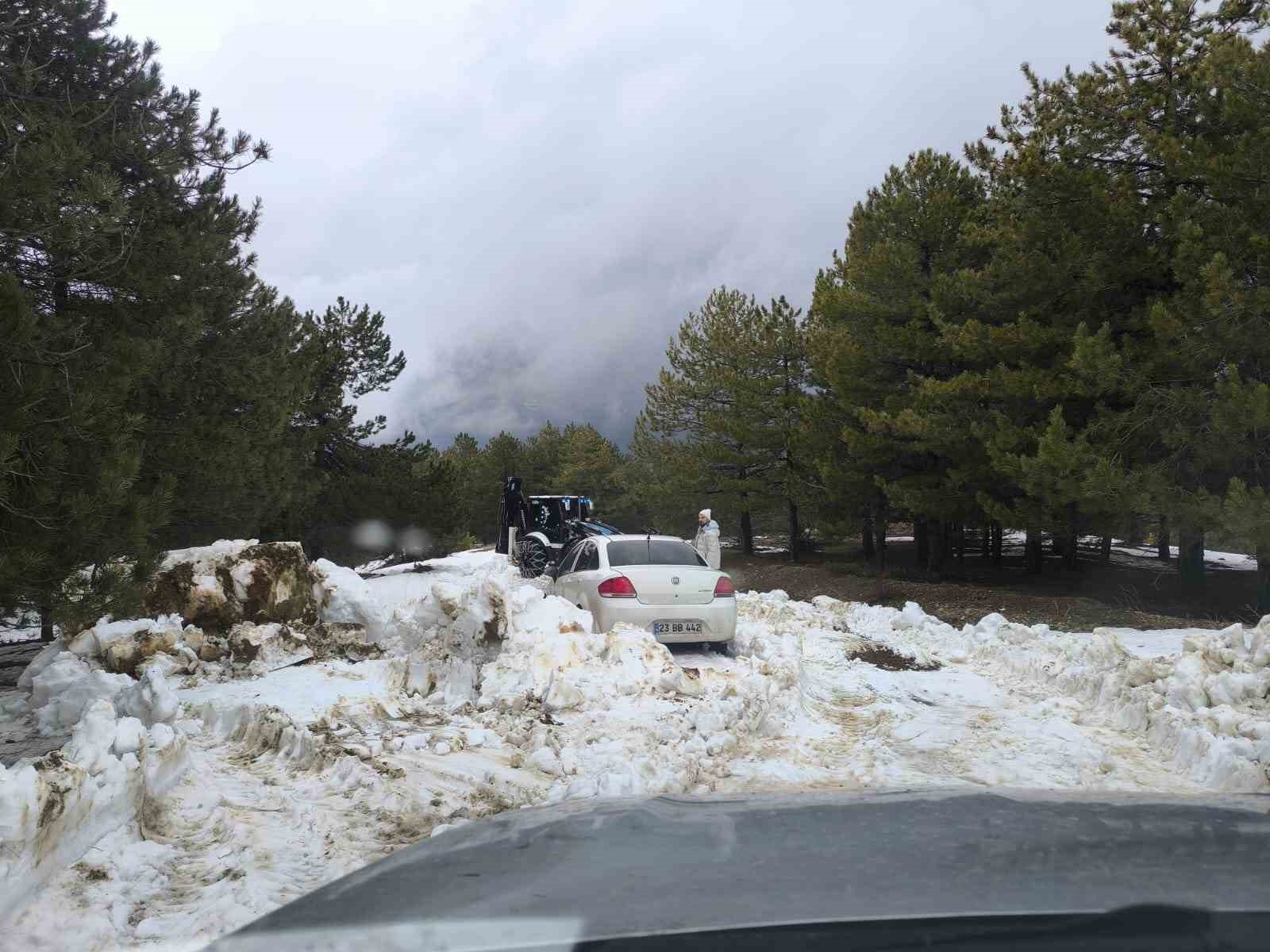 Elazığ&rsquo;da karda mahsur kalan otomobil kurtarıldı
