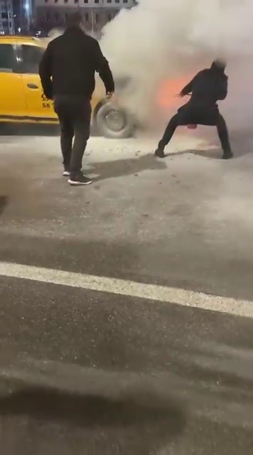 Sivas’ta seyir halindeki taksi alevlere teslim oldu