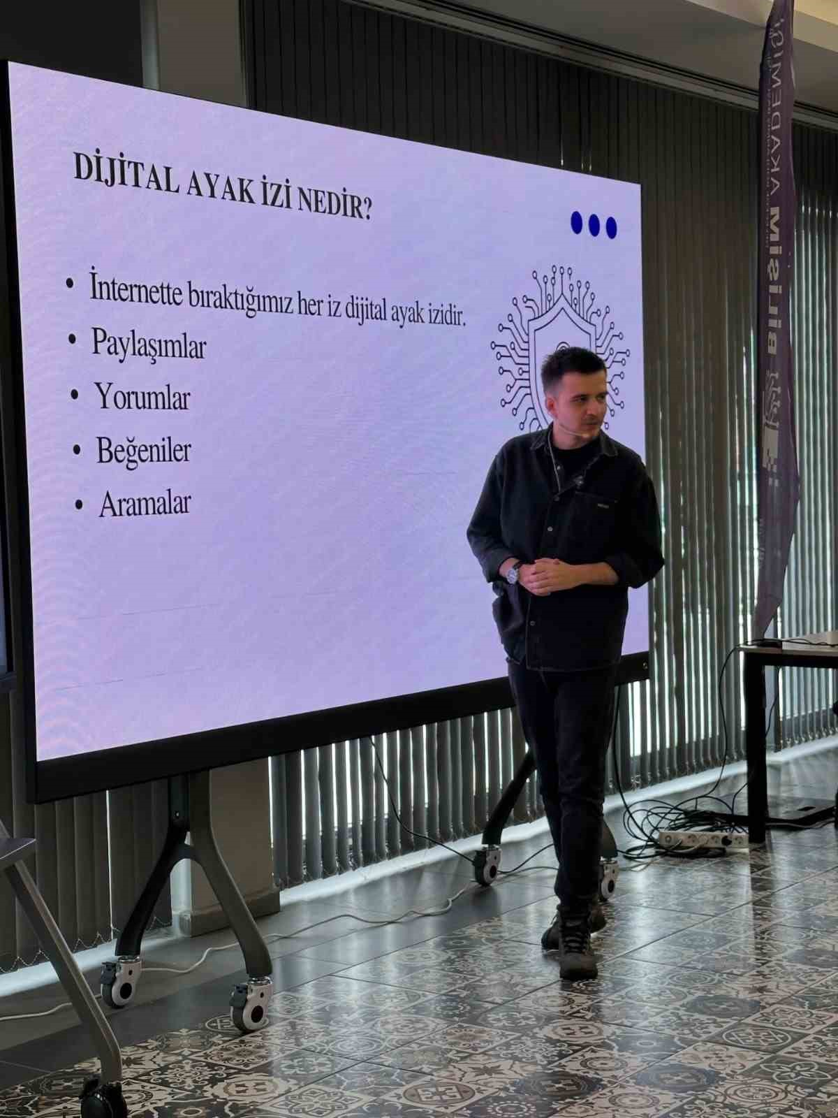 B&uuml;y&uuml;kşehir Bilişim Akademisi&rsquo;nden &ouml;ğretmenlere siber g&uuml;venlik eğitimi
