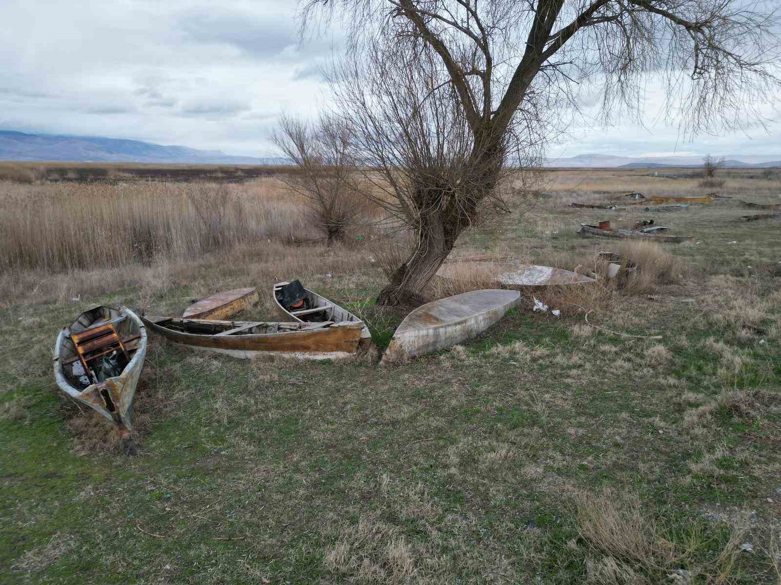 Eber G&ouml;l&uuml;&rsquo;n&uuml;n simgesi kayıklar suya değil, sertleşmiş toprağa hapsoldu
