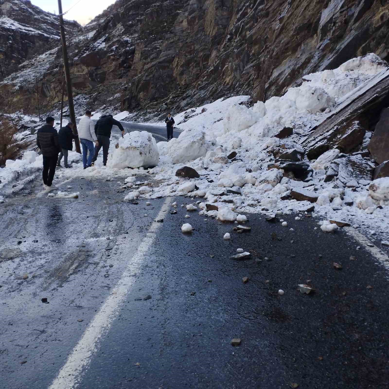 Şırnak yoluna &ccedil;ığ d&uuml;şt&uuml;, karla kaplı yollar a&ccedil;ıldı
